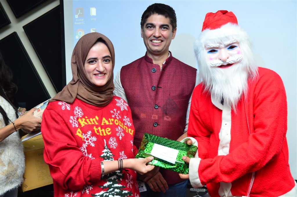 Santa-Claus distribute Christmas gift