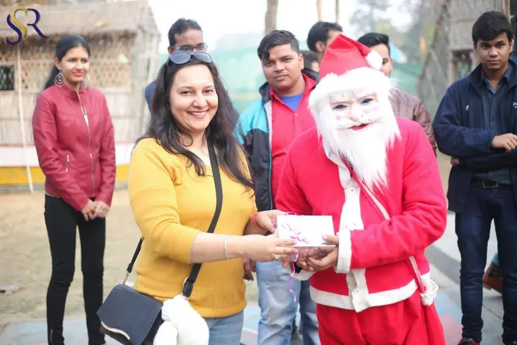 Pooja Thakur receive Christmas gift 2016
