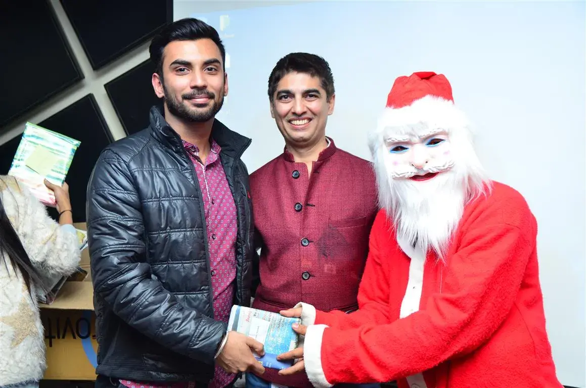 SSR Abhishek receive Christmas gift