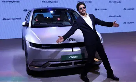 signature poses Shah Rukh Khan Auto Expo 2023